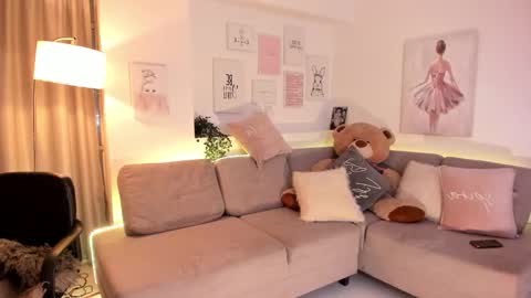 Nicolle online show from 13, 2, 2025