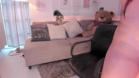 Nicolle online show from 26, 2, 2025