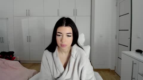 Nicolle online show from 1, 2, 2026