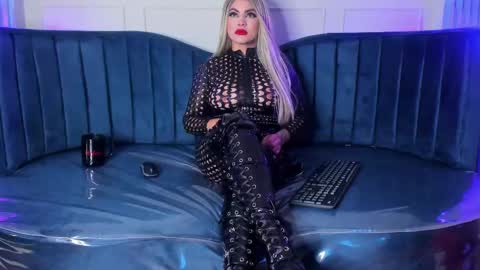 Snapshot of nicollette_miller chatting on 4, 3, 2025 Nicollette Miller online show from 4, 3, 2025