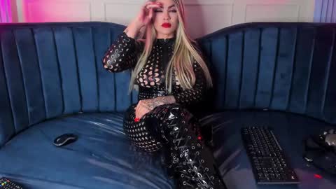 Snapshot of nicollette_miller chatting on 4, 3, 2025 Nicollette Miller online show from 4, 3, 2025