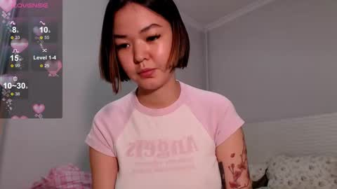 Snapshot of niia_osaki chatting on 9, 11, 2025 Niia online show from 9, 11, 2025