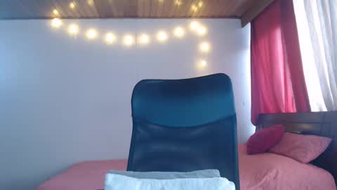 Snapshot of niina_jones chatting on 15, 12, 2024 Niina Jones online show from 15, 12, 2024