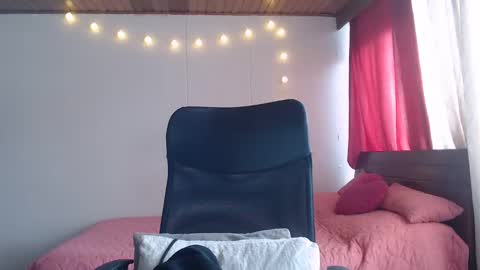 Snapshot of niina_jones chatting on 18, 12, 2024 Niina Jones online show from 18, 12, 2024