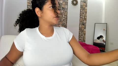 Snapshot of ninacollinss1 chatting on 1, 10, 2025 ninabigboobs online show from 1, 10, 2025