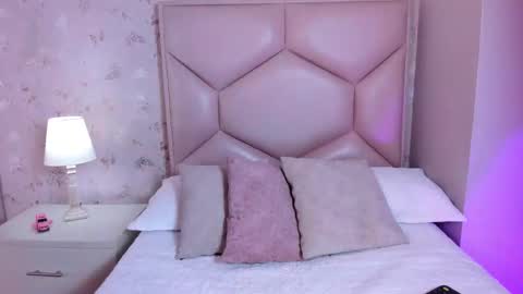 Snapshot of noa_butterfly chatting on 19, 11, 2025 ambarsulliva online show from 19, 11, 2025