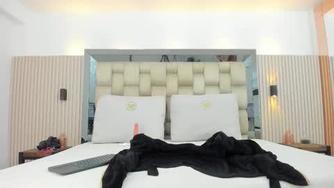 Snapshot of noah_pariss chatting on 4, 12, 2025 NOAH online show from 4, 12, 2025