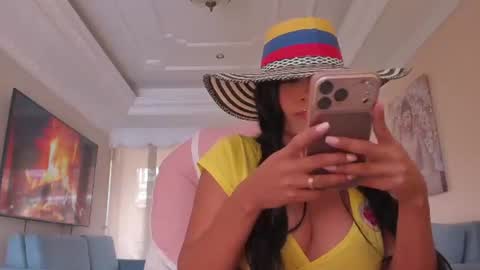 Snapshot of noemibcnz chatting on 17, 6, 2026 In instagram dayhannanoemi online show from 17, 6, 2026