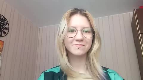 Snapshot of novellahartig chatting on 6, 2, 2026 Sari It is my first day online show from 6, 2, 2026