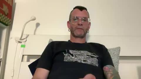 Snapshot of o_johnny_deep_o chatting on 17, 5, 2026 Jonathan Deep online show from 17, 5, 2026