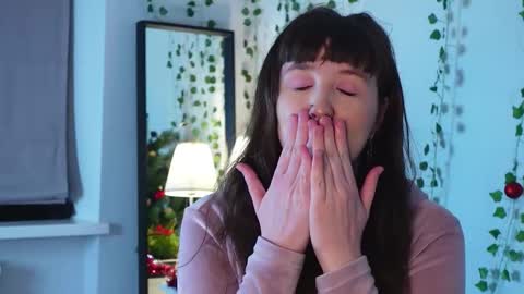 hey hey i am Lora and im new here hope to have some good time here 3 online show from 14, 12, 2025