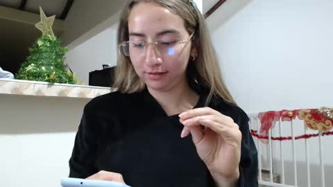 Snapshot of odette_brigh_ chatting on 12, 12, 2024 Val online show from 12, 12, 2024