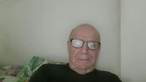 Snapshot of oggi95 chatting on 15, 12, 2025 oggi95 online show from 15, 12, 2025