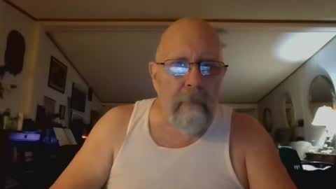 Snapshot of ogusbogus chatting on 19, 12, 2025 Maximus No Mo online show from 19, 12, 2025