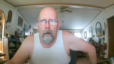 Snapshot of ogusbogus chatting on 20, 12, 2025 Maximus No Mo online show from 20, 12, 2025