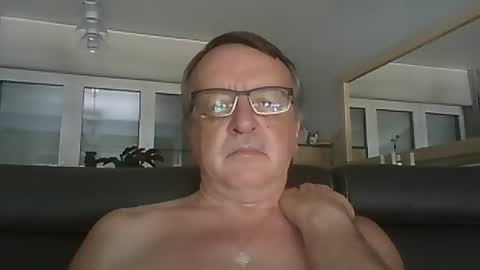 Snapshot of oldtimer160162493 chatting on 25, 6, 2026 oldtimer160162493 online show from 25, 6, 2026