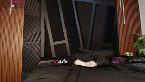 OLIVER LAURENT online show from 21, 4, 2026