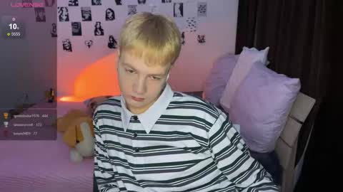 Snapshot of olivertasty chatting on 23, 10, 2025 oliver online show from 23, 10, 2025