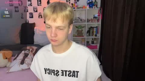 Snapshot of olivertasty chatting on 21, 11, 2025 oliver online show from 21, 11, 2025