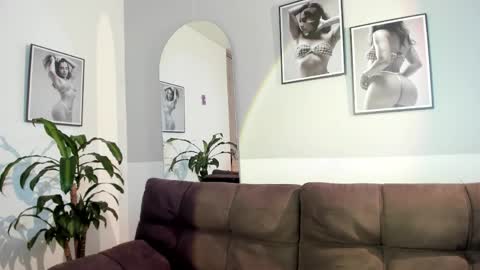 Snapshot of olivia_collisn chatting on 21, 5, 2026 Olivia Collins online show from 21, 5, 2026