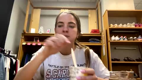 oliviaaraee online show from 9, 2, 2026