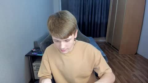 Snapshot of olvr_zoolander chatting on 4, 5, 2026 Oliver and Mira online show from 4, 5, 2026