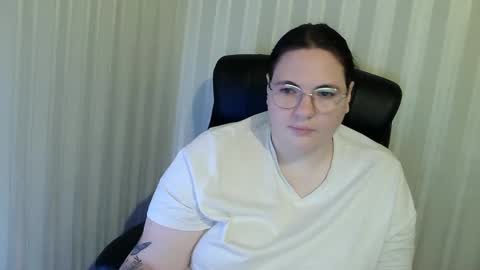 Snapshot of olyaandnetty chatting on 14, 11, 2025 OlyaAndNetty online show from 14, 11, 2025