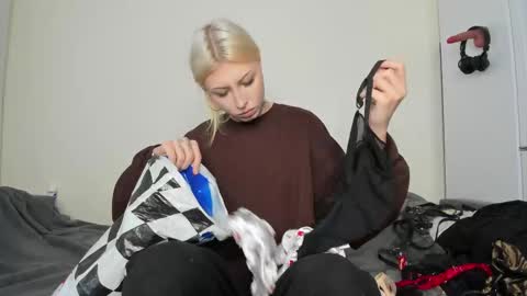 Snapshot of only_iva21 chatting on 15, 11, 2025 Iva online show from 15, 11, 2025