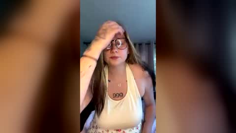 Snapshot of oohlarae22 chatting on 16, 6, 2026 oohlarae22 online show from 16, 6, 2026