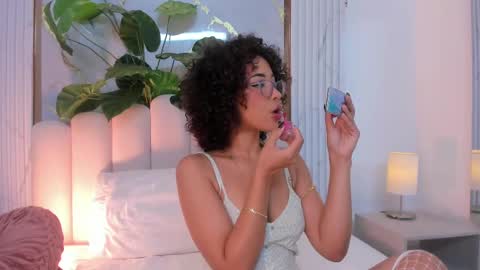 Snapshot of oshun_25 chatting on 12, 3, 2025 Oshun online show from 12, 3, 2025