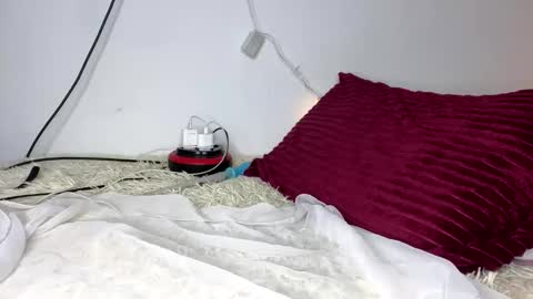 oumaimasoufaine66 online show from 17, 11, 2025