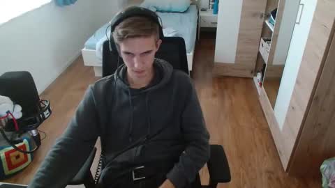 OverkneeBabe online show from 25, 10, 2025