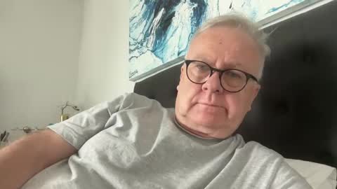 ozhairybearxxxx online show from 23, 1, 2025