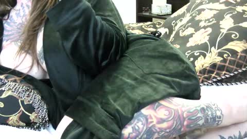 PAMELA GUNNS online show from 4, 2, 2025