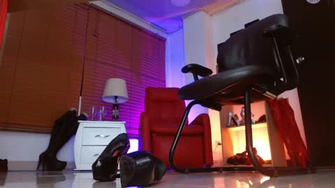 Snapshot of paola_xxt chatting on 13, 11, 2025 PAOLA online show from 13, 11, 2025