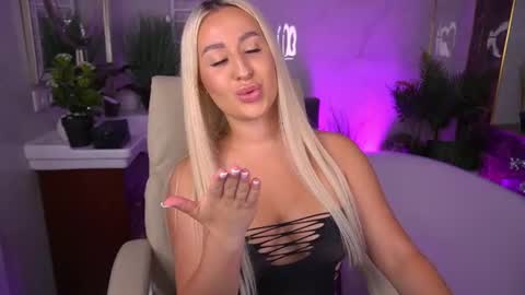 Snapshot of paolamola chatting on 10, 6, 2026 Lia online show from 10, 6, 2026