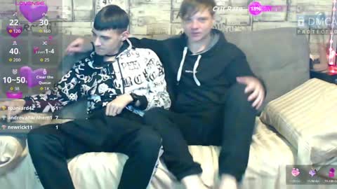 Max tall dark-haired guy with tattoos and Phil blond-haired online show from 25, 4, 2026