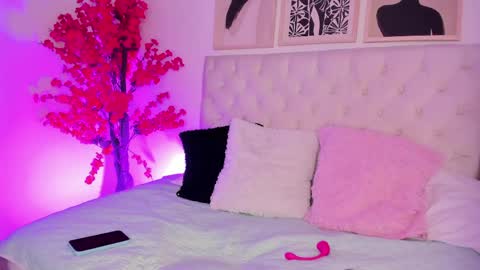 paula_hills_ online show from 16, 4, 2026
