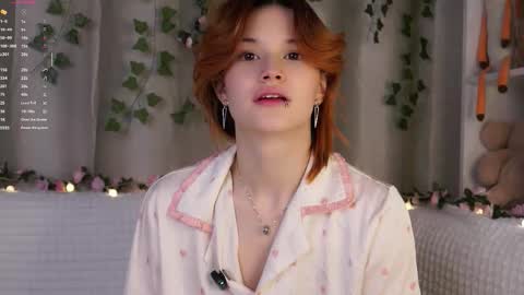 Snapshot of pebee chatting on 4, 11, 2025 Lily online show from 4, 11, 2025