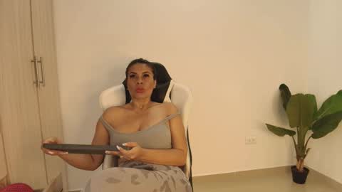 Snapshot of perla_milf4u chatting on 4, 11, 2025 PERLA online show from 4, 11, 2025