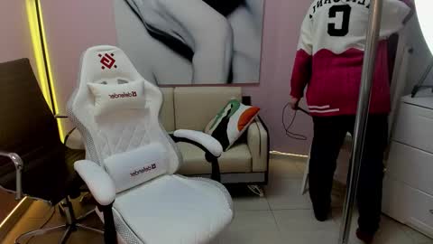 Snapshot of persinaky chatting on 22, 12, 2025 horror flying on the wings of the night.... online show from 22, 12, 2025