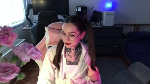 Snapshot of petal_dust_ chatting on 8, 4, 2026 petal_dust_ online show from 8, 4, 2026