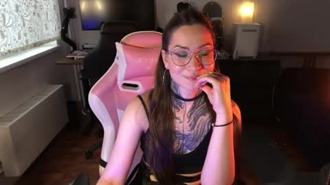 Snapshot of petal_dust_ chatting on 29, 4, 2026 petal_dust_ online show from 29, 4, 2026