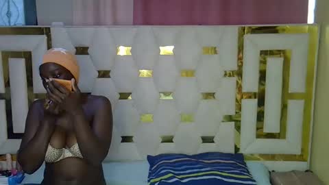 Snapshot of petite_lunar chatting on 23, 4, 2026 Lunar online show from 23, 4, 2026