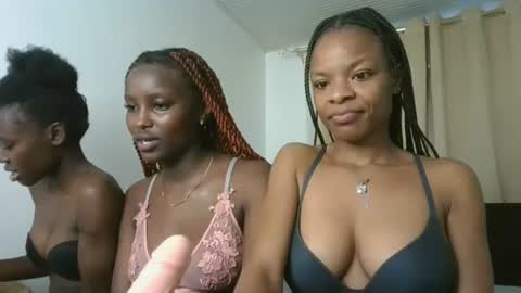 Snapshot of petite_luxe1 chatting on 16, 7, 2026 Luxe online show from 16, 7, 2026
