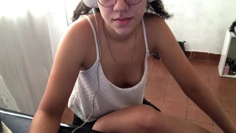 Snapshot of petitecurlybrunette chatting on 9, 4, 2026 Mlian online show from 9, 4, 2026