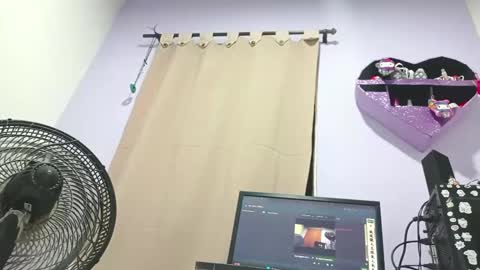 Snapshot of petiteivoryqueen chatting on 18, 1, 2025 danna online show from 18, 1, 2025