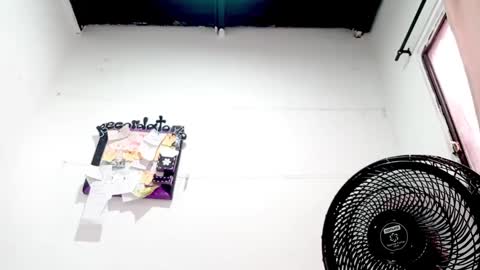 Snapshot of petiteivoryqueen chatting on 27, 9, 2025 danna online show from 27, 9, 2025