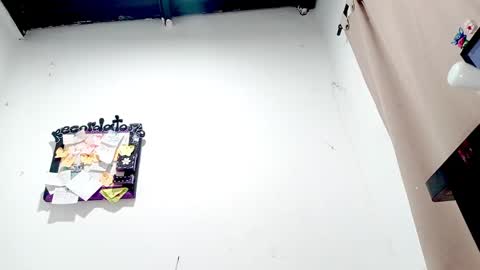 Snapshot of petiteivoryqueen chatting on 19, 10, 2025 danna online show from 19, 10, 2025