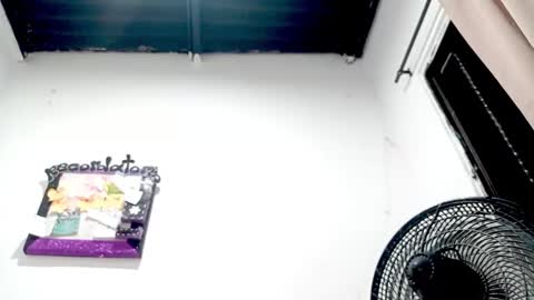 Snapshot of petiteivoryqueen chatting on 18, 11, 2025 danna online show from 18, 11, 2025